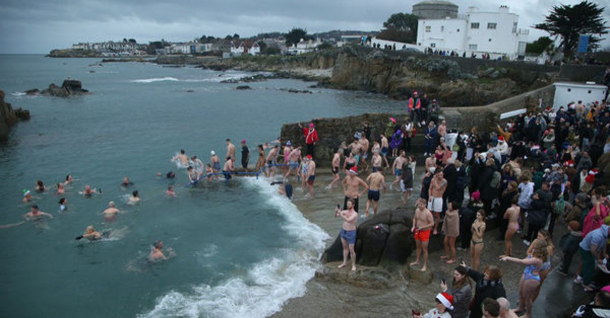 Стотици участваха в плуването на коледния ден на мястото за