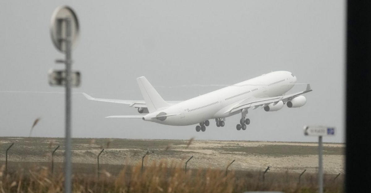 Чартърен самолет приземен във Франция за разследване на трафик на