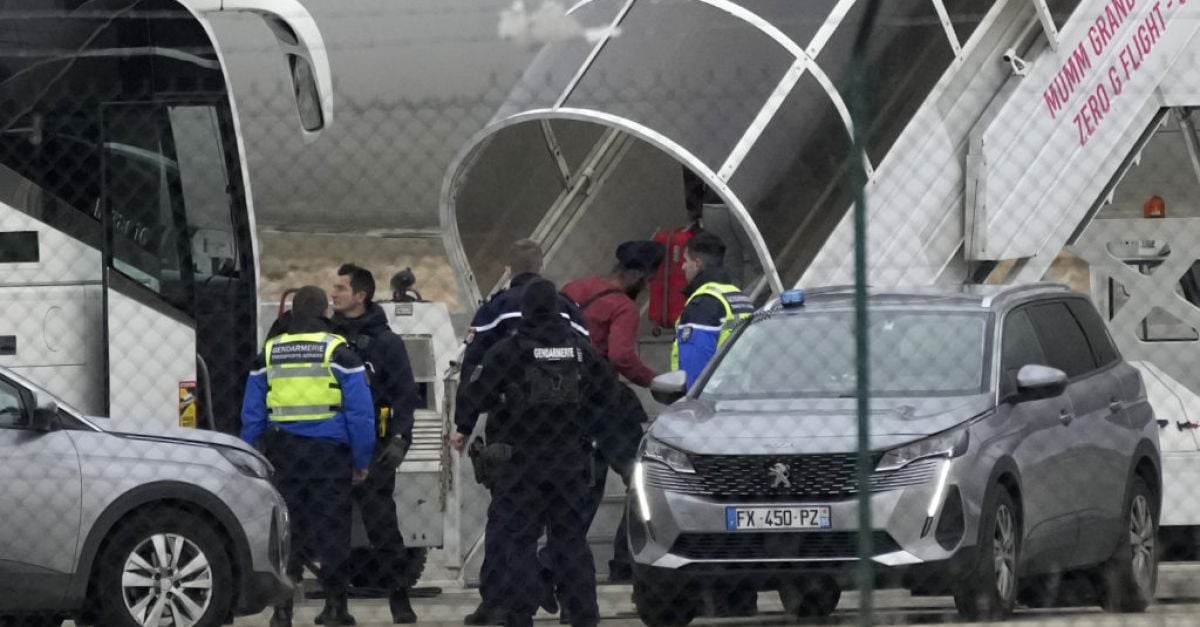 Чартърен самолет приземен във Франция на фона на разследване за