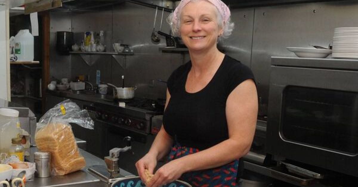 Жена от Роскомън разпространява празнично настроение днес като сервира безплатни
