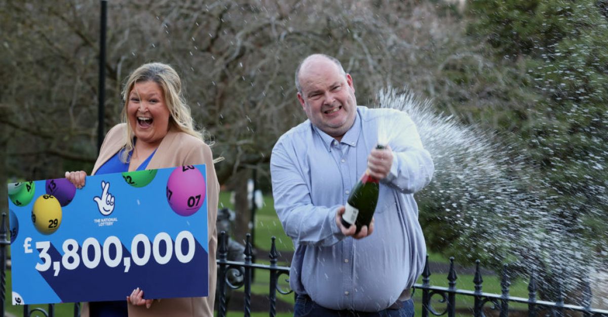 Шофьор на супермаркет Fermanagh планира семейна ваканция след печалба от 4,3 милиона евро от коледната лотария
