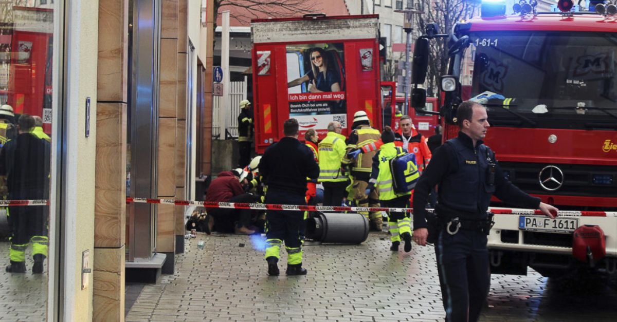 Един загинал, след като камион блъсна няколко души в град в Южна Германия