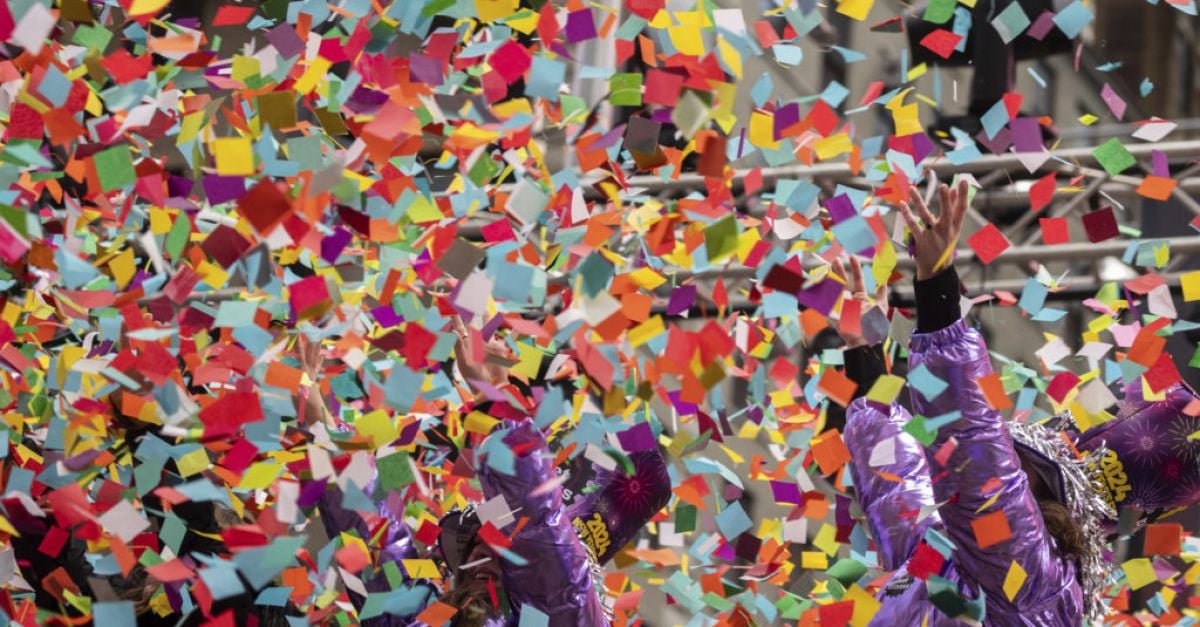 Въздухът на Таймс Скуеър, пълен с цветна хартия в теста за новогодишни конфети