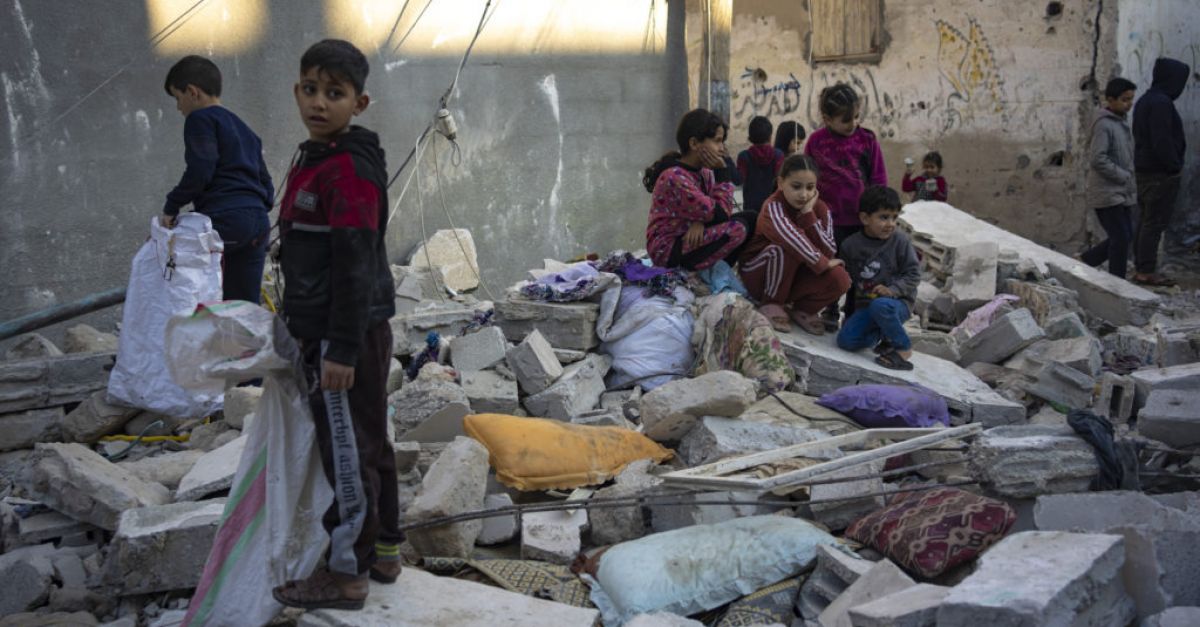 Израелски самолети удариха два градски бежански лагера в централна Газа,