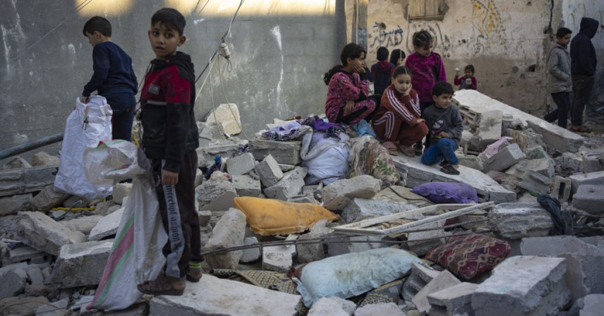 Израелски самолети удариха два градски бежански лагера в централна Газа