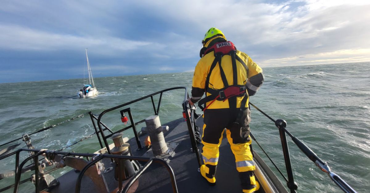 Двама души бяха спасени, след като яхта беше отнесена от брега на Дъблин