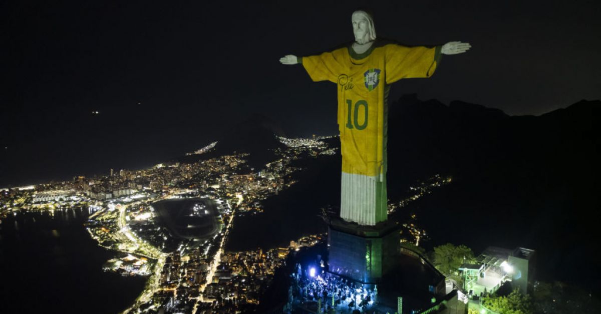 Христос Спасителят беше осветен с фланелка на Пеле сред бразилските
