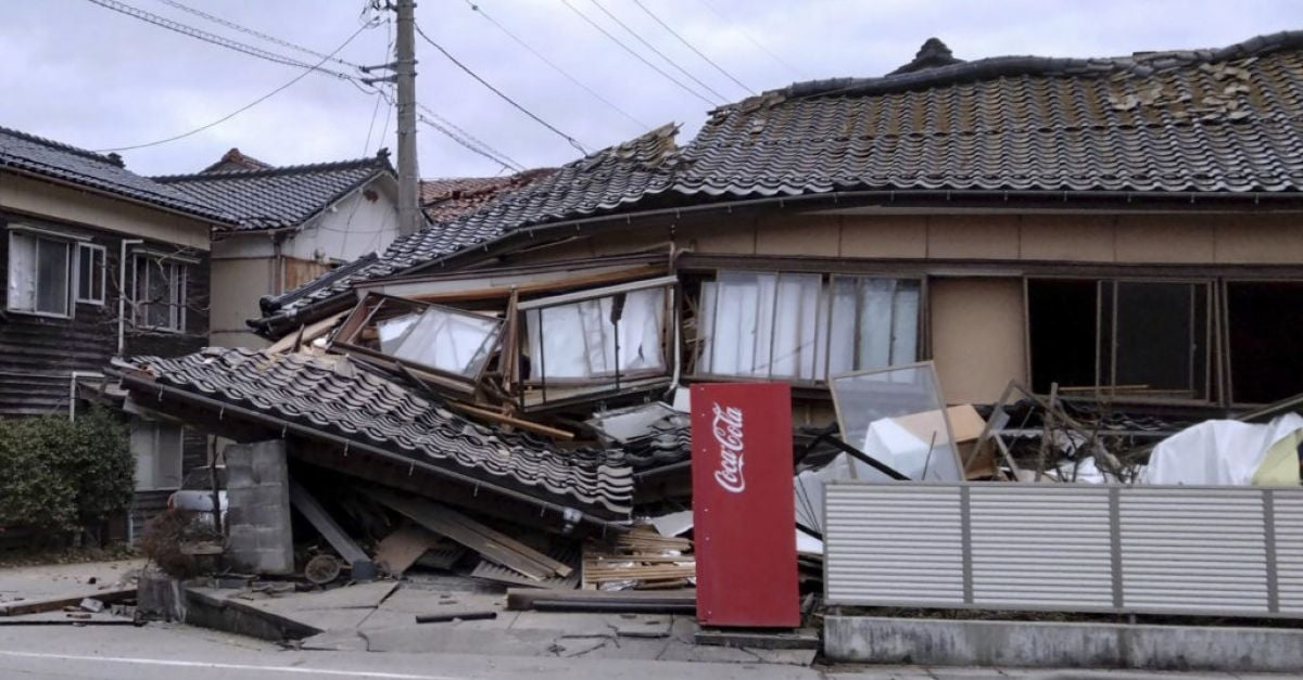 Япония издава предупреждения за цунами и нарежда на хората да