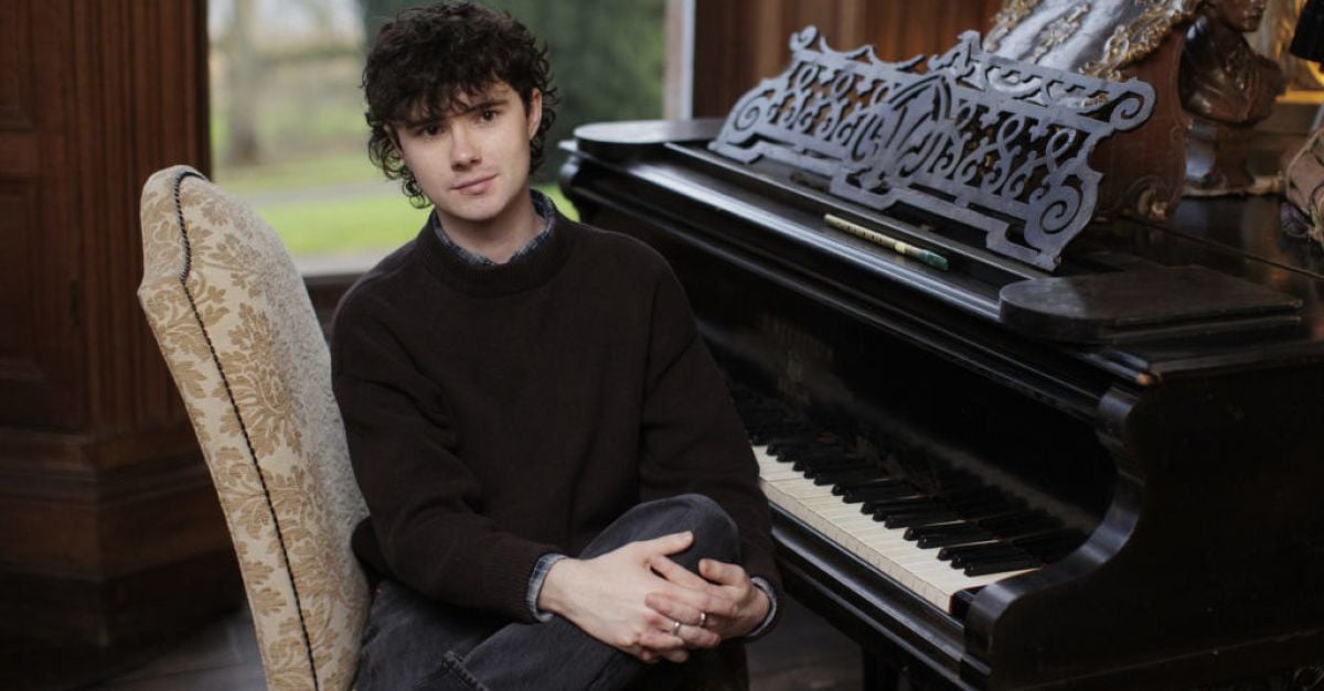 22-годишен пианист, чиято огъваща жанра смесица от класически и ирландски