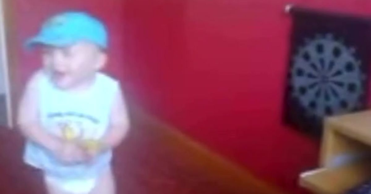 Люк Литлър играе дартс като малко дете по пелени в домашни видеозаписи