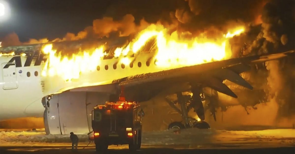 Петима членове на екипажа загинаха след сблъсък на самолети на летището в Токио
