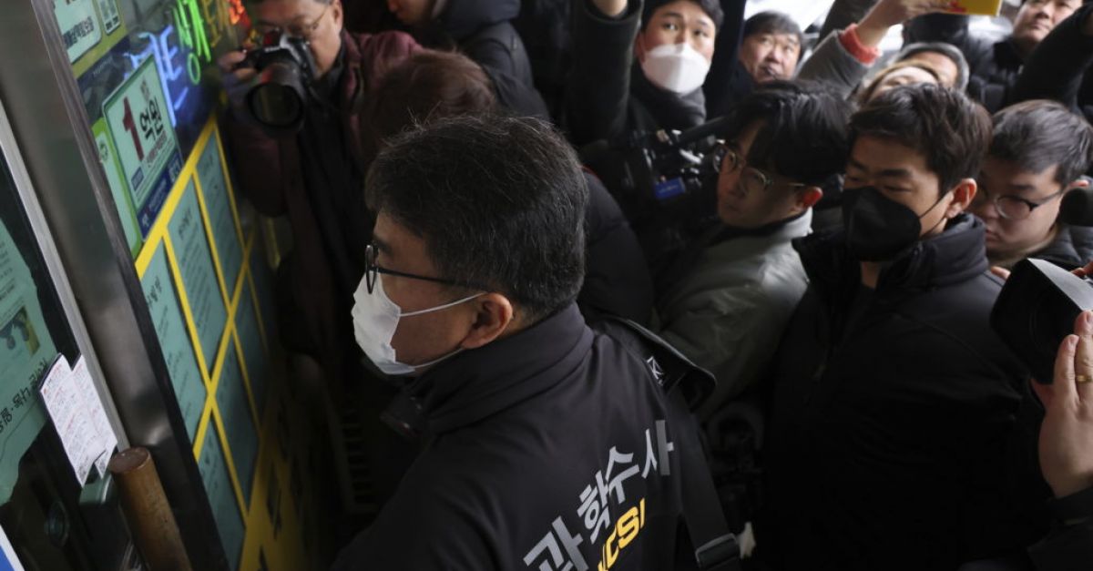 Южнокорейската полиция нахлу в дома и офиса на мъж намушкал