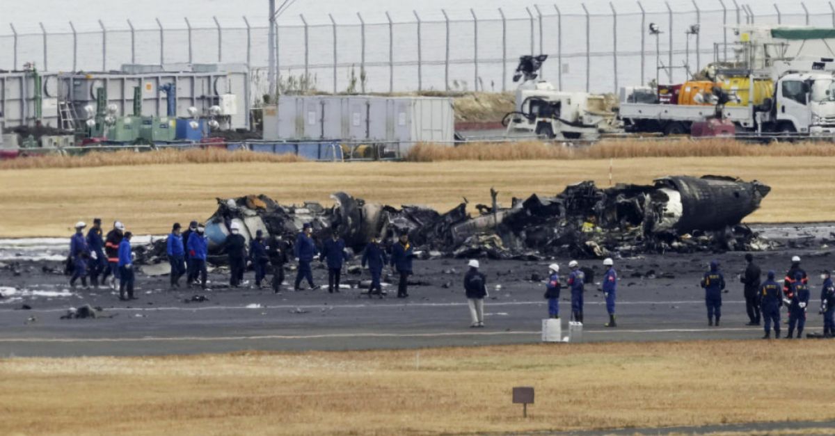 Японските служители започват разследване на място след фаталната катастрофа на летището в Токио