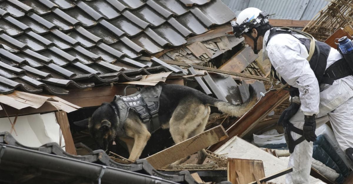 „Надпревара с времето“ в търсене на оцелели, след като земетресенията в Япония оставиха 73 жертви