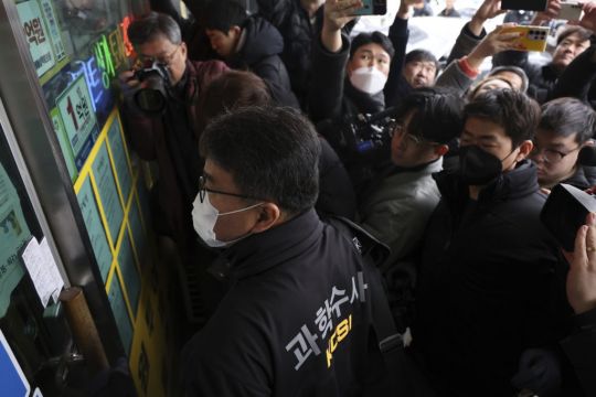 South Korea Police Raid Home Of Suspect Who Stabbed Opposition Leader In Neck