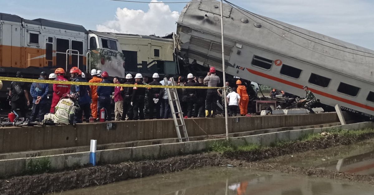 Най-малко трима души загинаха при влаков сблъсък в Ява