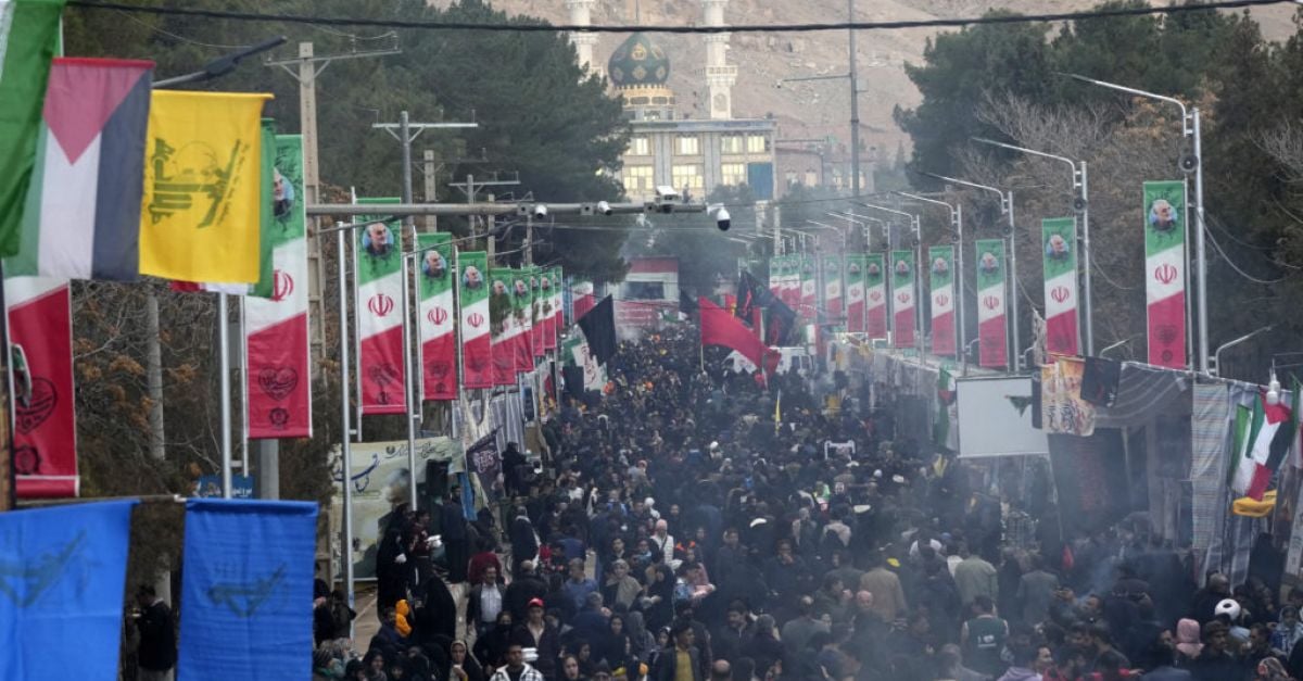 Иран скърби за загиналите при самоубийствен атентат насочен към възпоменание