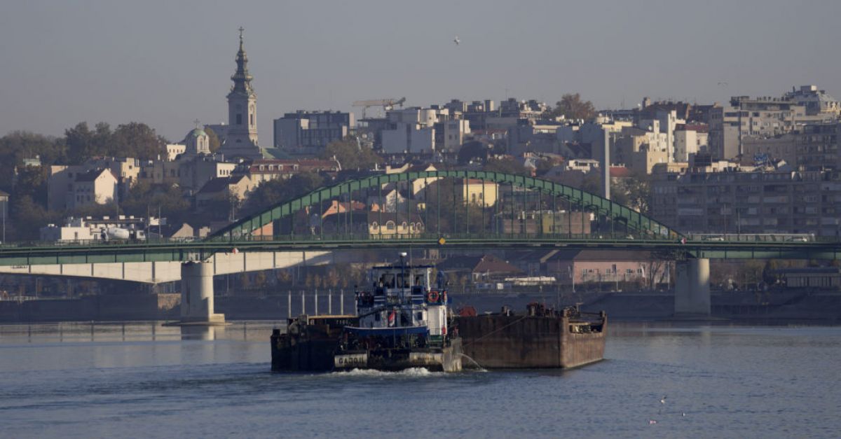 Опасения за околната среда, тъй като кораб, натоварен с тор, потъва в Дунав