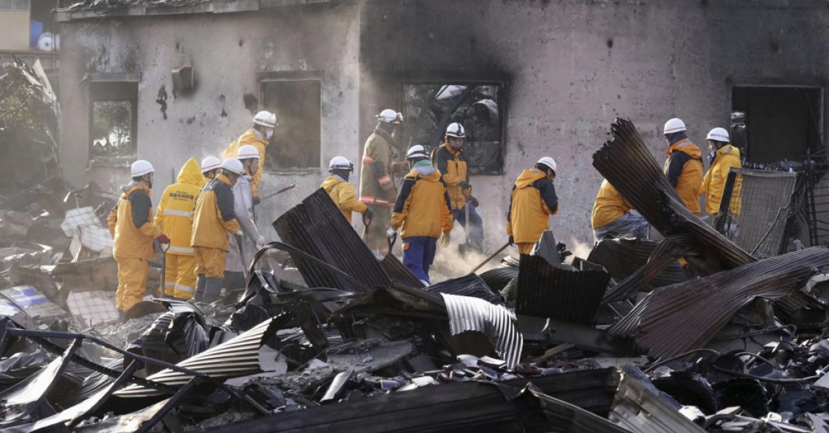 Намерени са оцелели в домове, когато броят на жертвите на земетресението в Япония достигна 100
