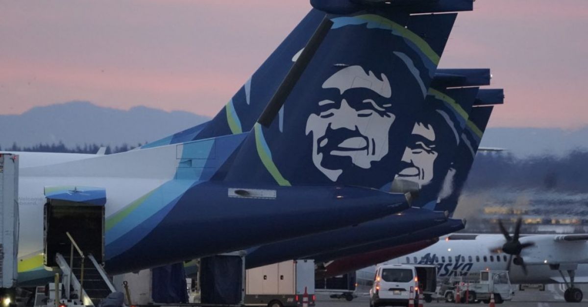 Alaska Airlines приземи самолет Boeing 737-9 след издухване на прозорец във въздуха