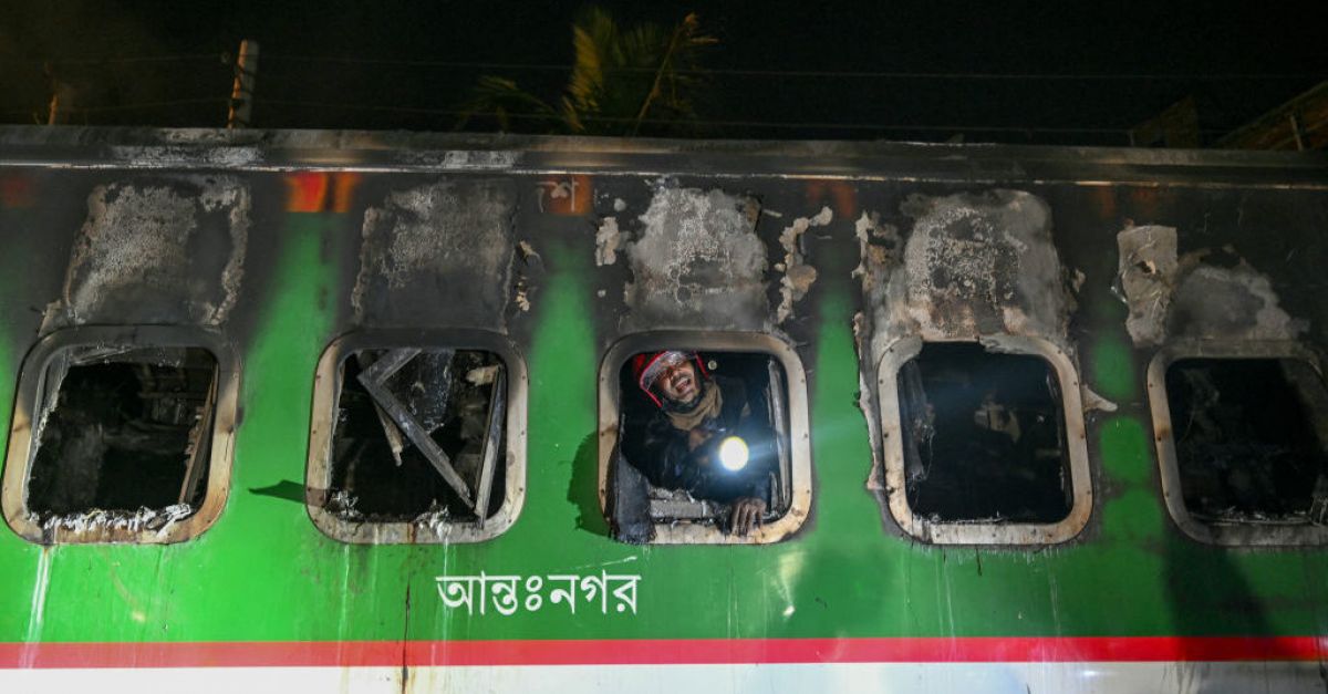 Избирателни кабини бяха подпалени в Бангладеш в навечерието на общите