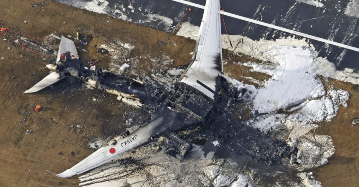 Длъжностни лица търсят диктофон сред отломки от сблъсъка на японската писта