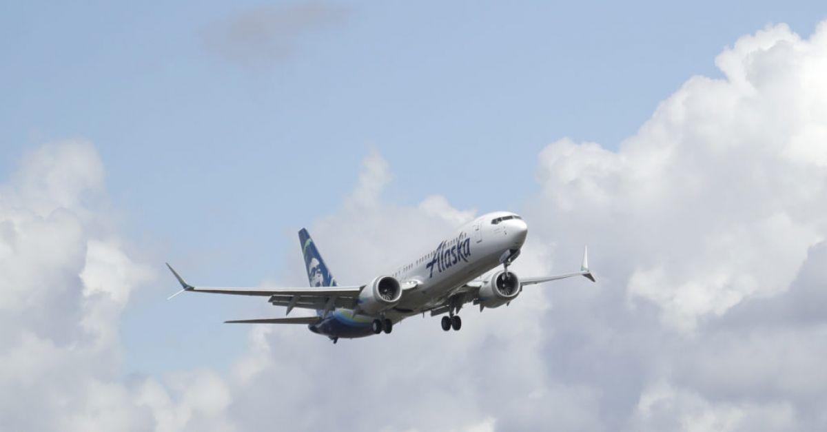 Американски служители наредиха спиране на самолетите Boeing 737-9 Max след експлозия