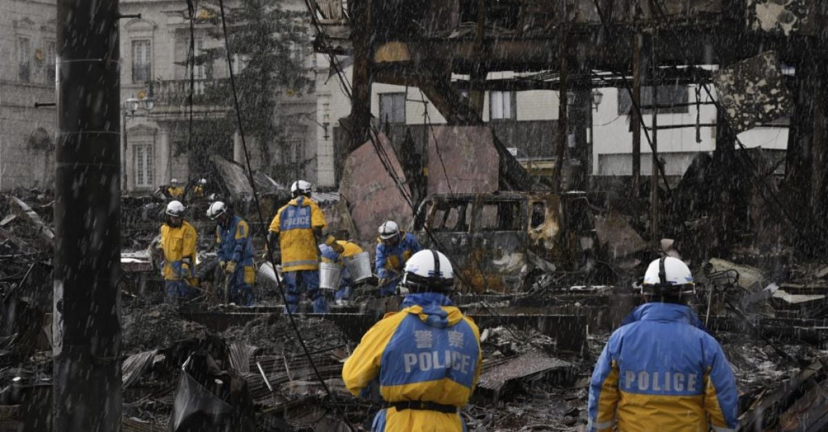 Снегът възпрепятства спасяването и доставянето на помощ, след като земетресенията в Япония убиха 126 души