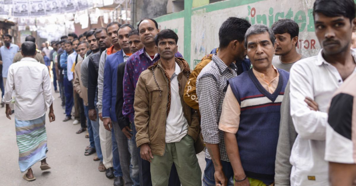 Гласоподавателите в Бангладеш започнаха да гласуват когато секциите бяха отворени