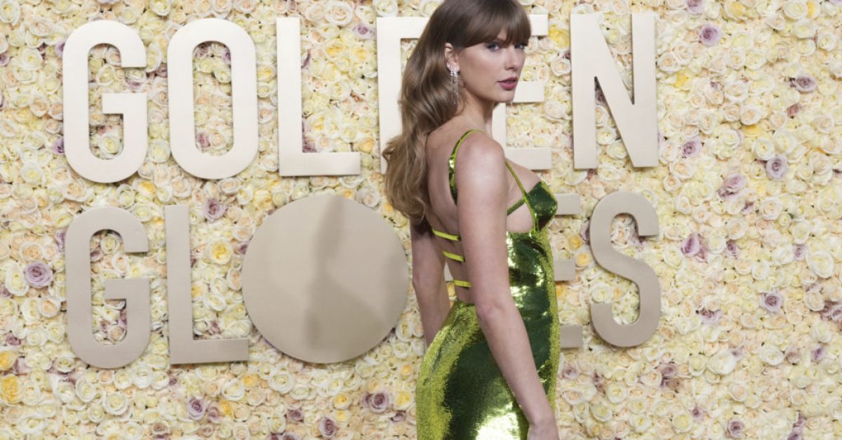 Тейлър Суифт блестеше в персонализирана зелена искряща рокля на Gucci
