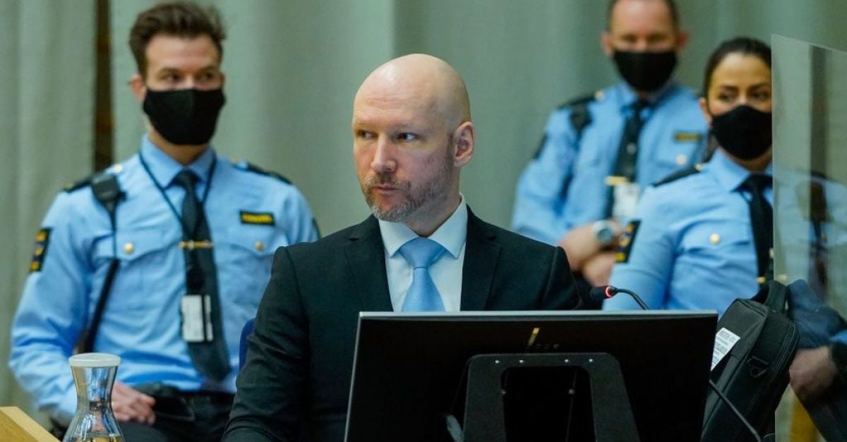 Massemorder Breivik saksøker Norge for å prøve å få slutt på isolasjon