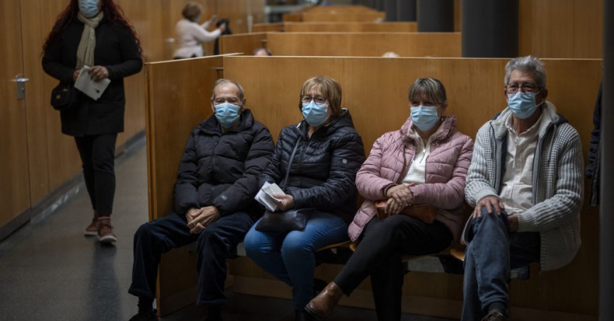 Испания прави маските задължителни в болниците след скок на случаите на Covid и грип