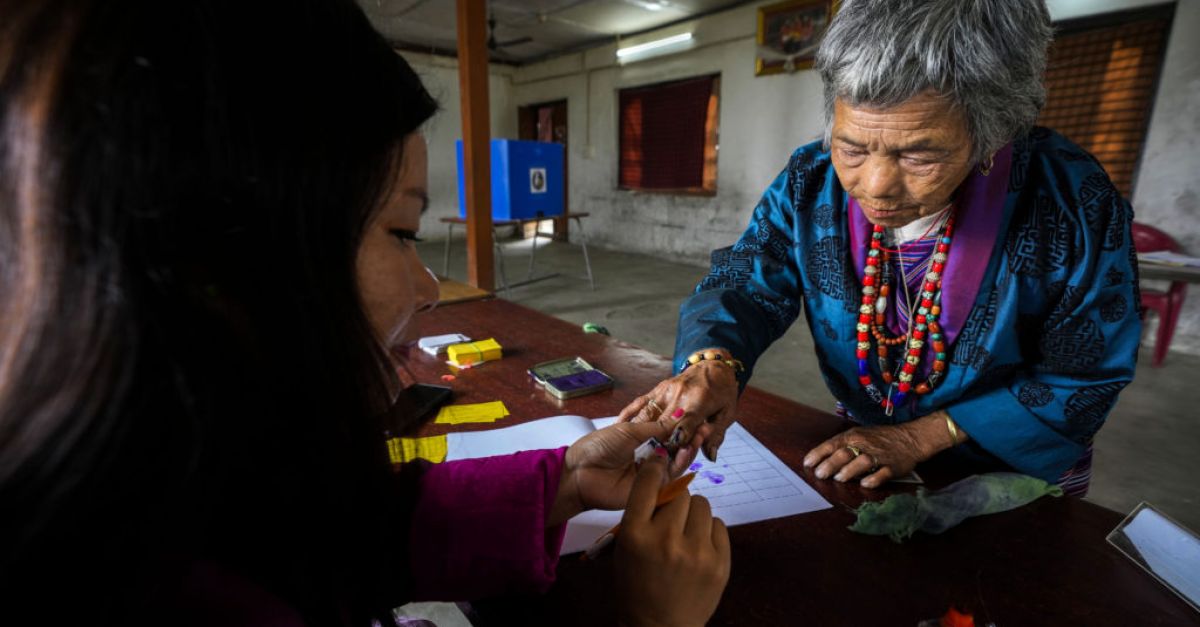Демократическата партия на народите в Бутан печели избори, за да се върне на власт