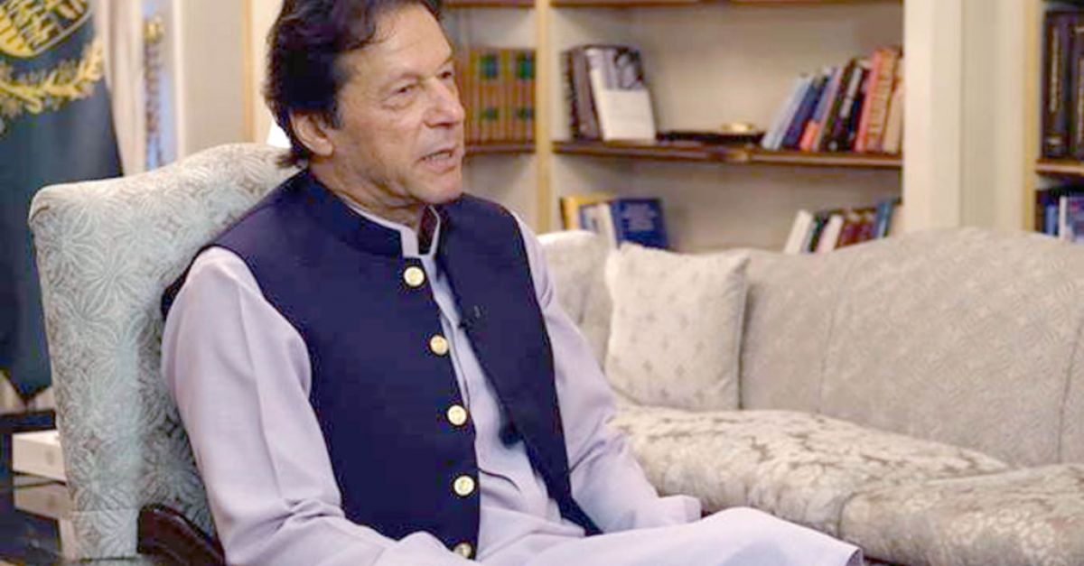 Бившият премиер на Пакистан Имран Хан и съпругата му са обвинени в дело за корупция
