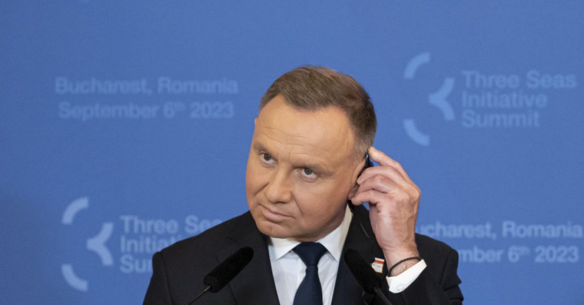 Президентът на Полша даде убежище на двама политици, осъдени за