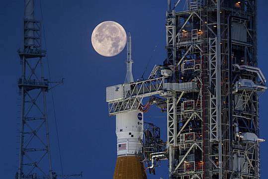 More Delays For Nasa Attempts To Put Astronauts On The Moon