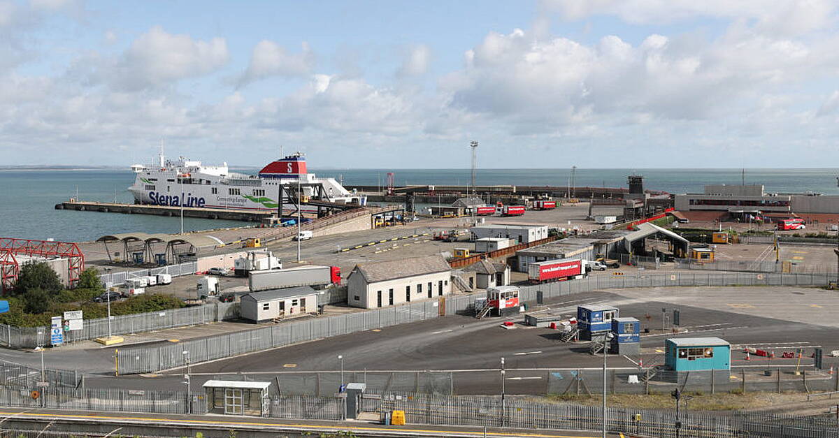 Two children and 12 adults found in a trailer at Rosslare