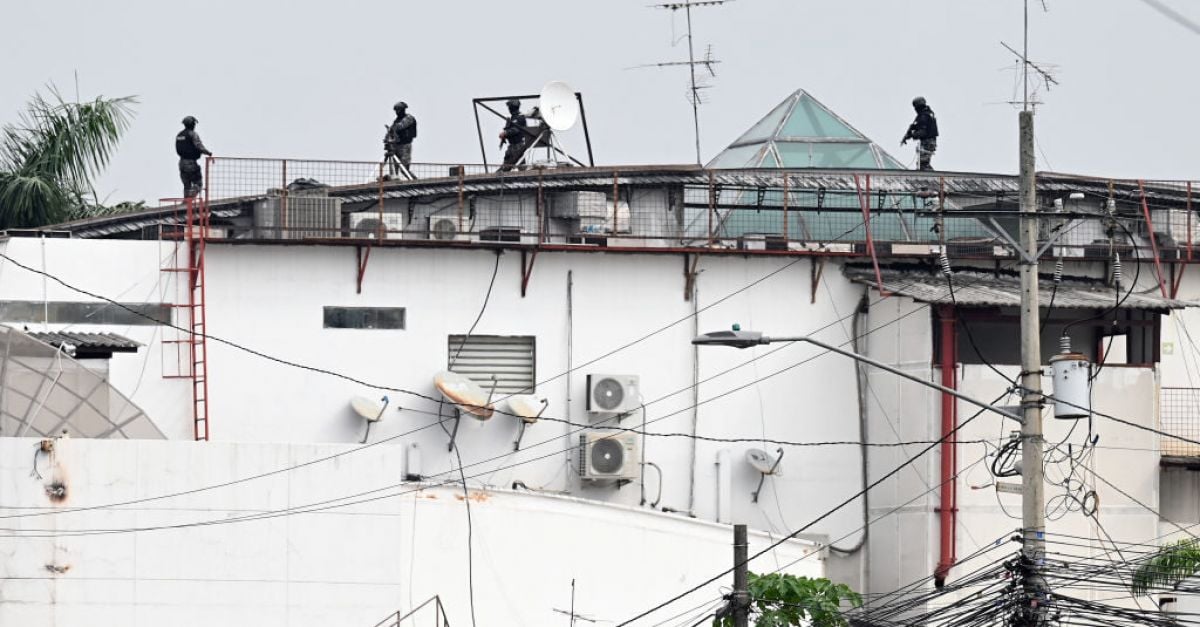 Еквадорското телевизионно студио беше превзето на живо в ефир от маскирани хора, размахващи оръжия