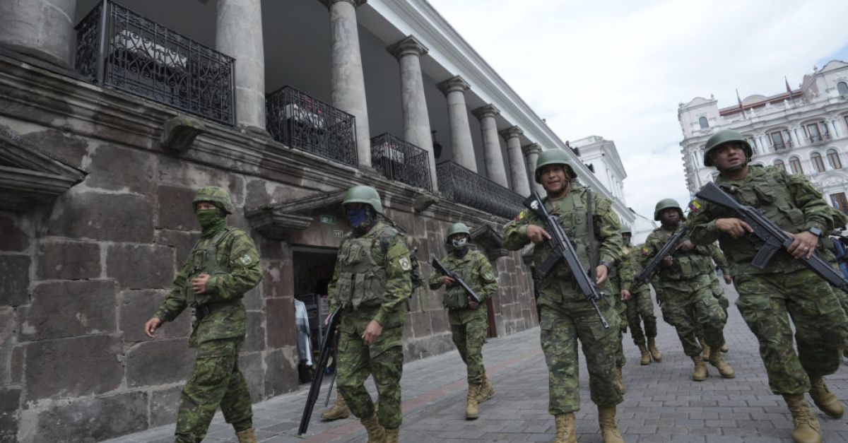 Еквадор на ръба, след като групови въоръжени мъже организират демонстрации на сила