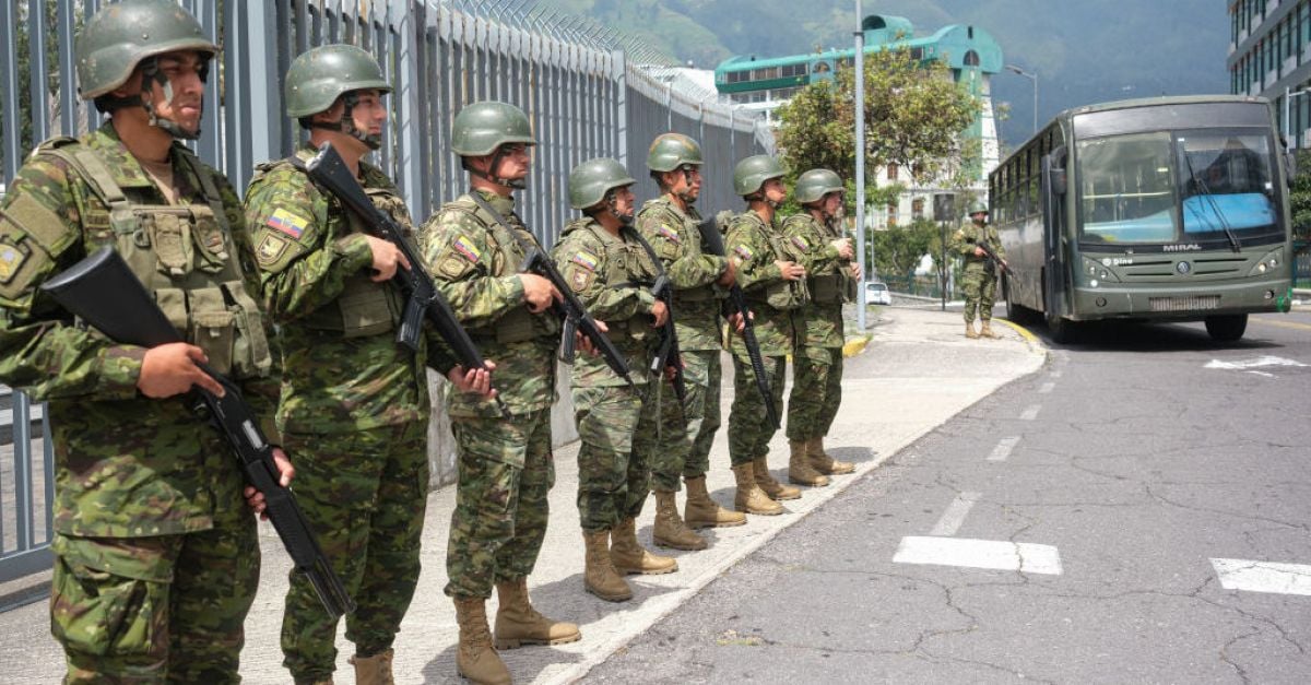 Президентът на Еквадор казва, че страната е във война, тъй като банди държат затворнически персонал за заложници