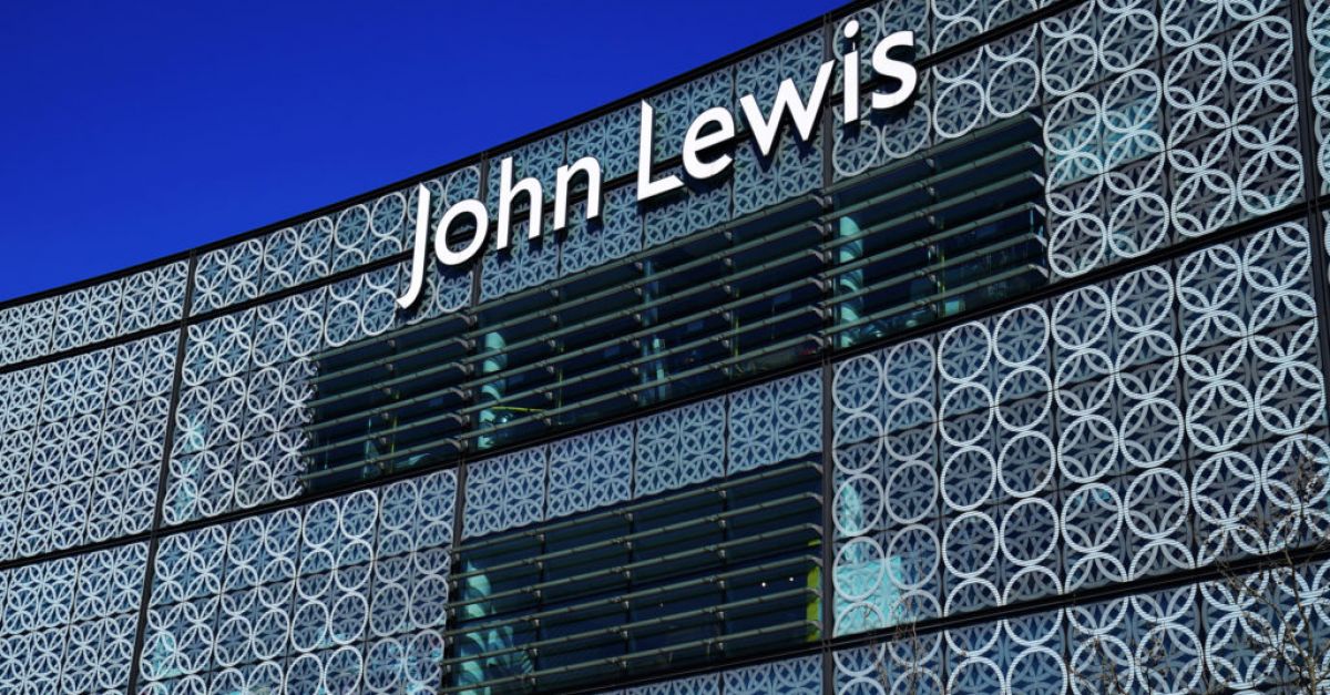 Джон Луис наема бившия директор Питър Руис да ръководи фирмата за универсални магазини