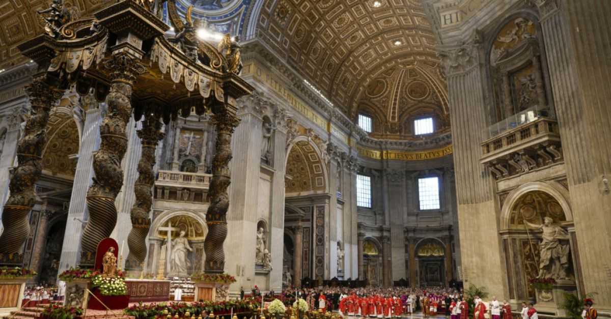 Ватикана обявява реставрация на 400-годишен балдахин в базиликата Свети Петър