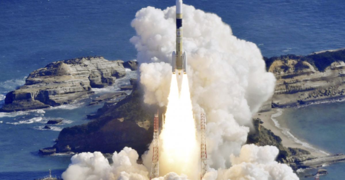 Япония изстреля ракета носеща правителствен сателит за събиране на разузнавателна