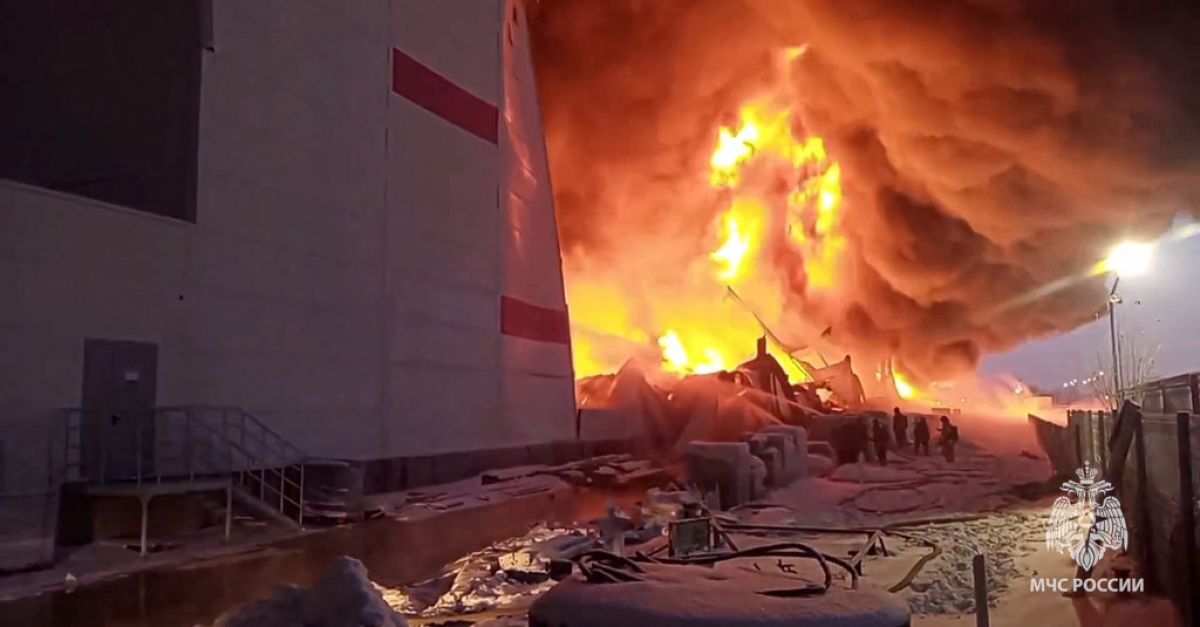 Голям пожар погълна склад извън Санкт Петербург