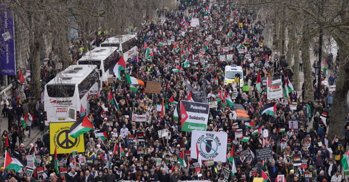 Хиляди настояват за незабавно прекратяване на огъня в Газа на пропалестинския марш в Лондон