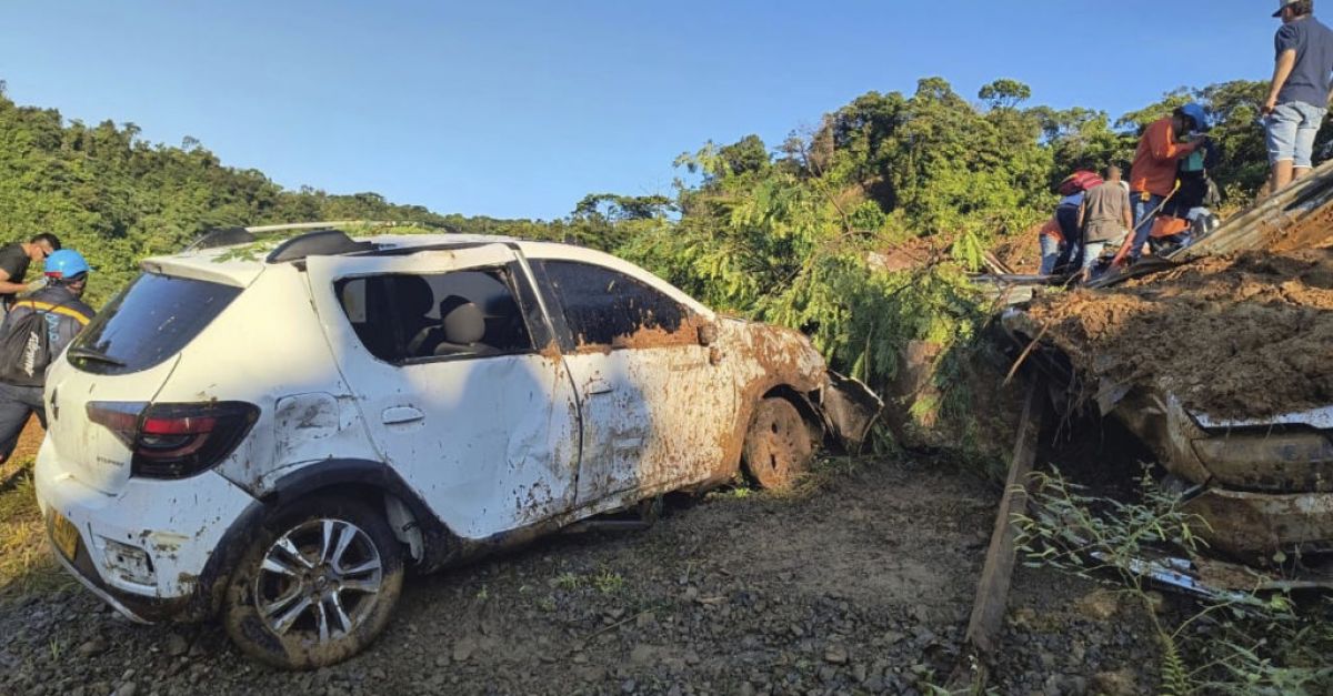 Смъртоносно кално свлачище удари планински пътища в Западна Колумбия