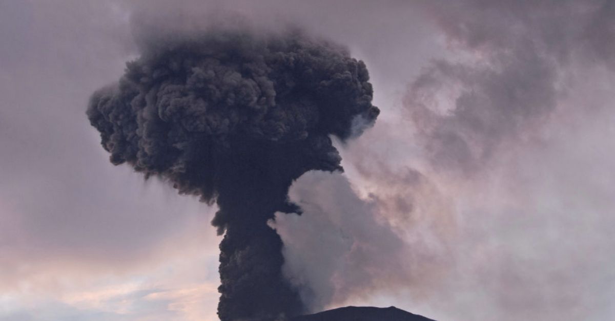 Връх Марапи в Индонезия отново изригна в неделя изхвърляйки дим