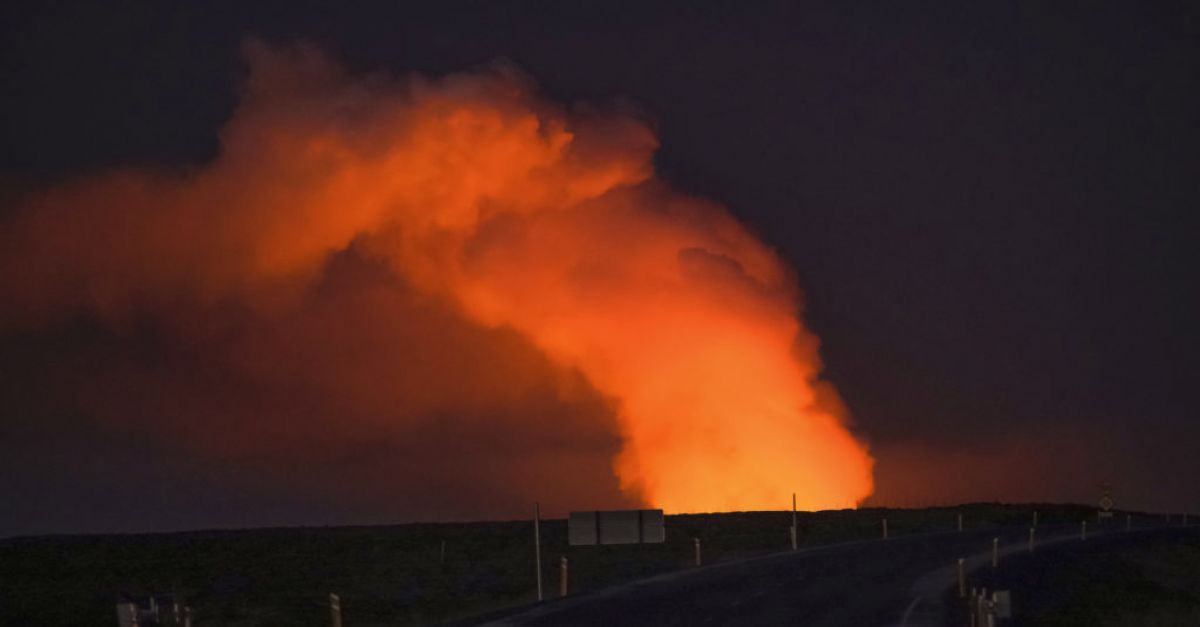 Вулкан изригна в югозападна Исландия, изпращайки полуразтопена скала към близкото