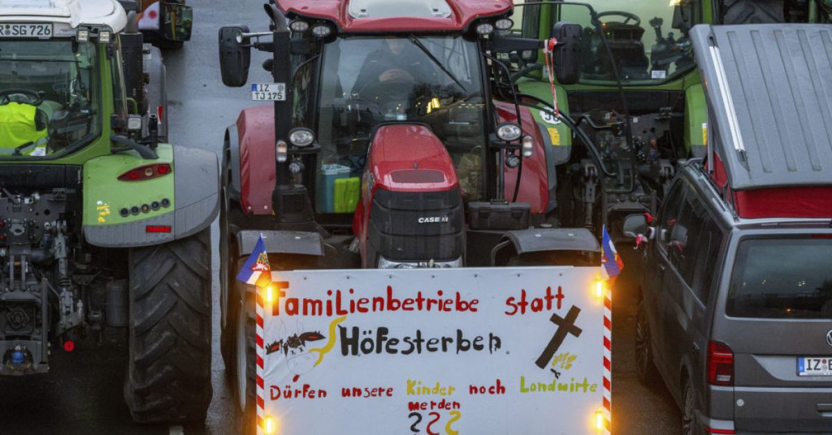 Колони от трактори се събират в Берлин за последна демонстрация на фона на протеста на фермерите