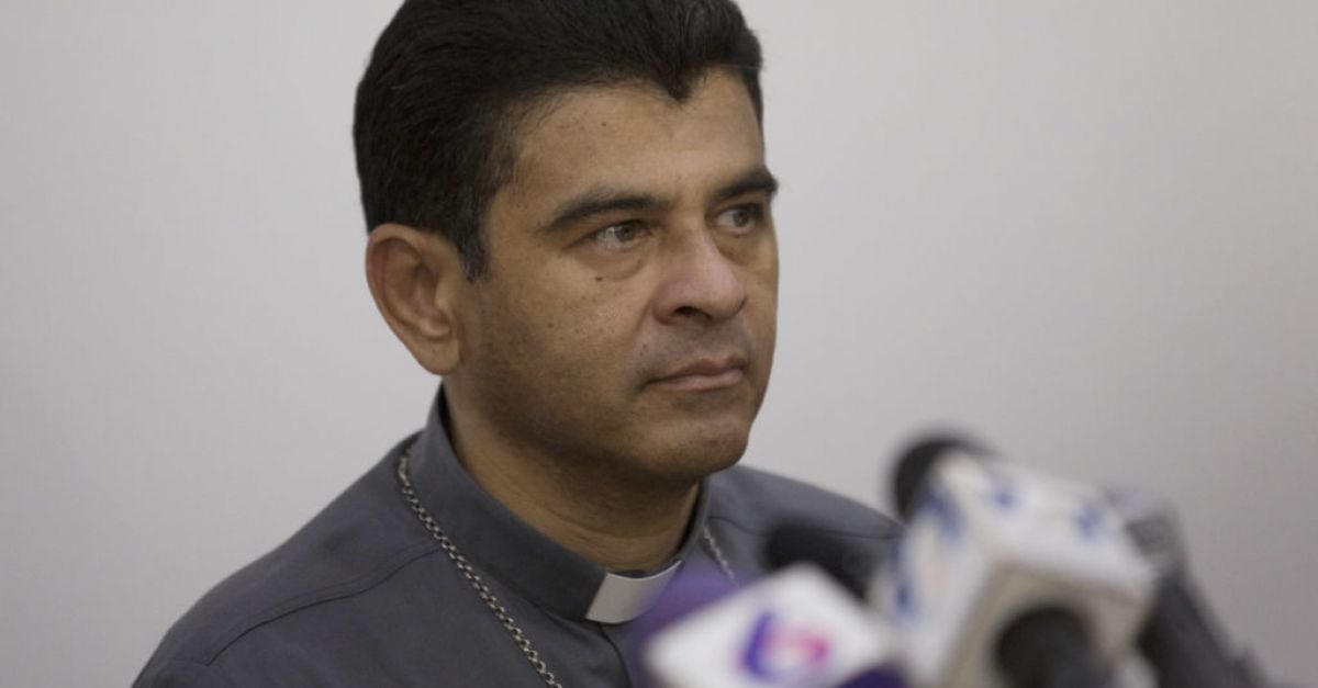 Правителството на Никарагуа освободи виден католически епископ и 18 други